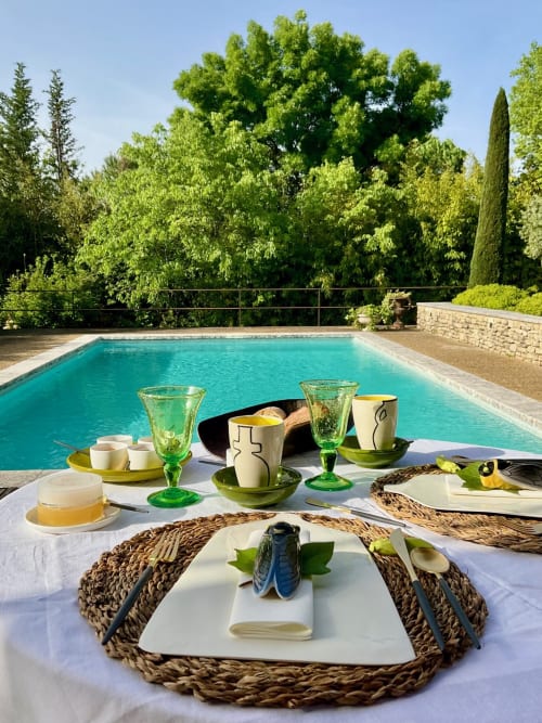 Elegant dineren aan het zwembad bij Provence Km28 in Gordes met turquooisblauw water, groen glaswerk en natuurlijke inrichting