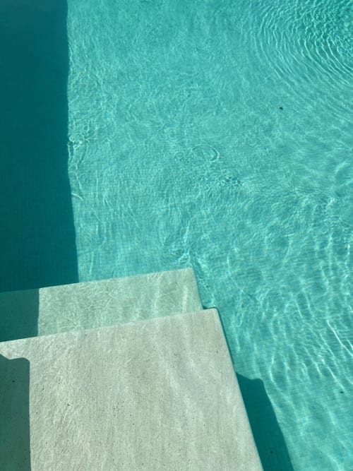Turquoise zwembadwater bij Provence Km28 B&B in Gordes, Frankrijk
