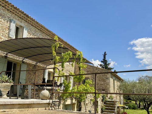 Provence Km28 bed and breakfast in Gordes met stenen gevel, pergola en olijfbomen