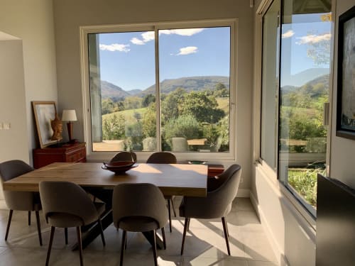 Modern dining room in Villa Ongizatea cottage with mountain views of Urrugne, France, featuring wooden table and upholstered