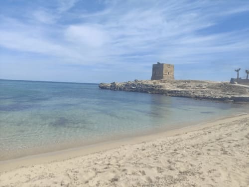 Piccola cala sabbiosa con acque turchesi e storica torre in pietra, Sweet Sicily Apartments, Carini
