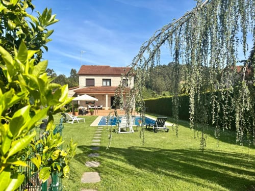 Cottage Feiticeira en Baiona con piscina privada, jardines cuidados, sauce llorón y vistas a las montañas