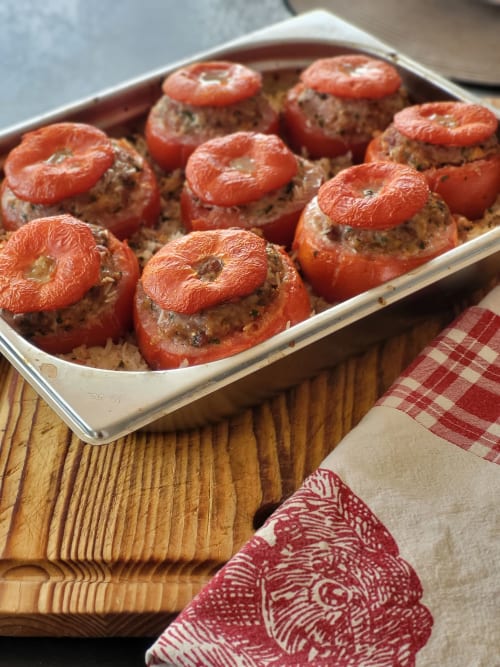 Tomates farcies à la viande dans un plat de cuisson aux Logis d'Argent, Mimizan