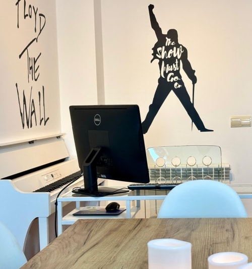 Espacio de trabajo moderno en apartamento Holibai Baiona con ordenador, piano y vinilo decorativo con silueta motivacional