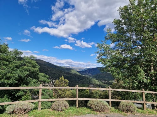 Veduta panoramica della valle dalla ringhiera in legno della Chambre d'hôtes Gîte Le Tilleul, Le Martinet