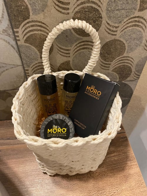 Cesto regalo Moro Sicilian beauty presso la Corte sicula B&B a Siracusa, con cosmetici naturali