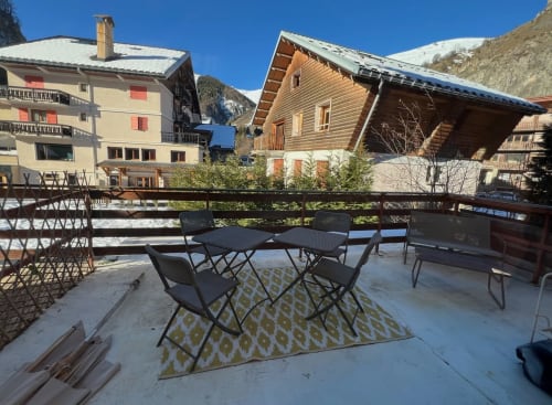 Balcon avec vue montagne à l'hôtel Couleurs Montagne à Valloire, zone de détente avec pics alpins