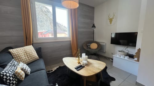 Séjour moderne à Couleurs Montagne à Valloire avec vue montagne, TV écran plat, sièges confortables et boiseries
