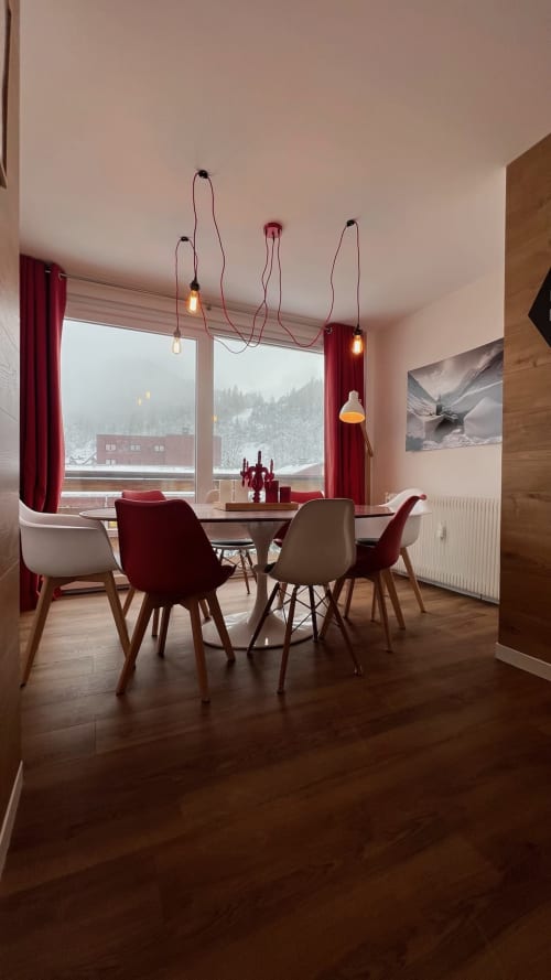 Salle à manger contemporaine de l'appartement Rouge Canneberge à Couleurs Montagne, Valloire avec vue montagne, accents rouges et suspension