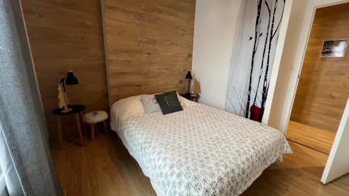 Chambre moderne à Couleurs Montagne, Valloire avec tête de lit en bois, art animalier et accès balcon vue montagne.