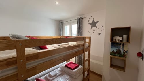 Lits superposés dans la chambre Rouge Canneberge à Couleurs Montagne, appartement à Valloire avec décalcomanies étoilées