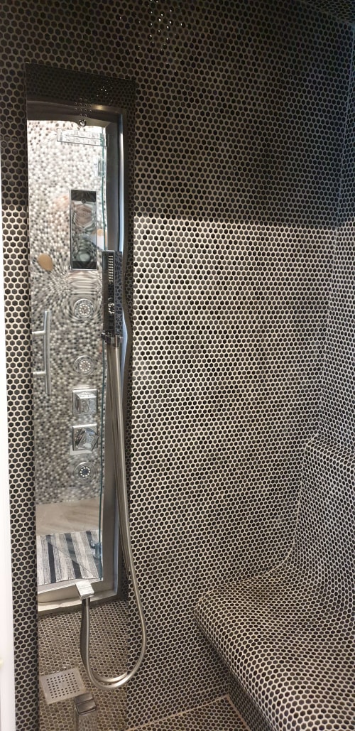 Moderno bagno turco con piastrelle esagonali presso la Rio Botteniga Luxury SPA di Treviso
