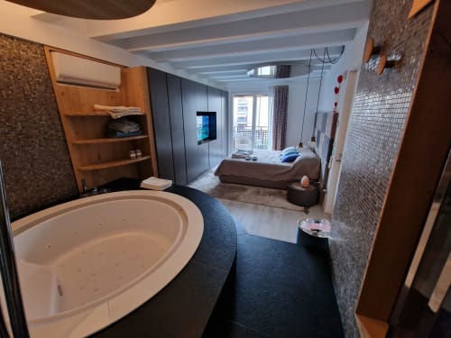 Lussuoso bagno spa a Rio Botteniga con vasca da bagno, pareti piastrellate e vista sulla camera a Treviso