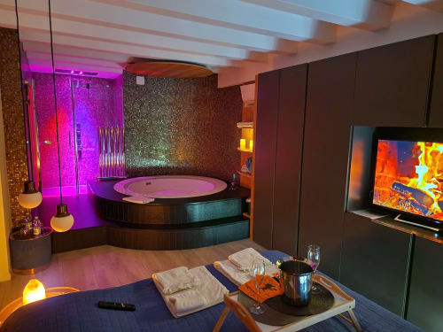 Lussuosa spa al Rio Botteniga di Treviso con vasca idromassaggio rotonda illuminata, luci ambientali e dotazioni moderne