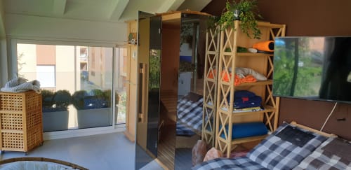 Camera da letto lussuosa e moderna con scaffali in legno, biancheria scozzese e vista sul giardino a Rio Botteniga a Treviso