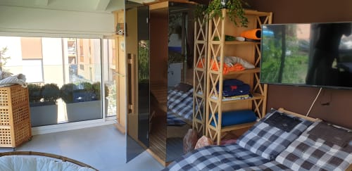 Camera moderna a Rio Botteniga Luxury Room a Treviso con biancheria a quadri, scaffali in legno e porte-finestre in vetro