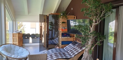 Camera da letto di lusso Rio Botteniga a Treviso con arredi moderni, piante, TV e zone relax