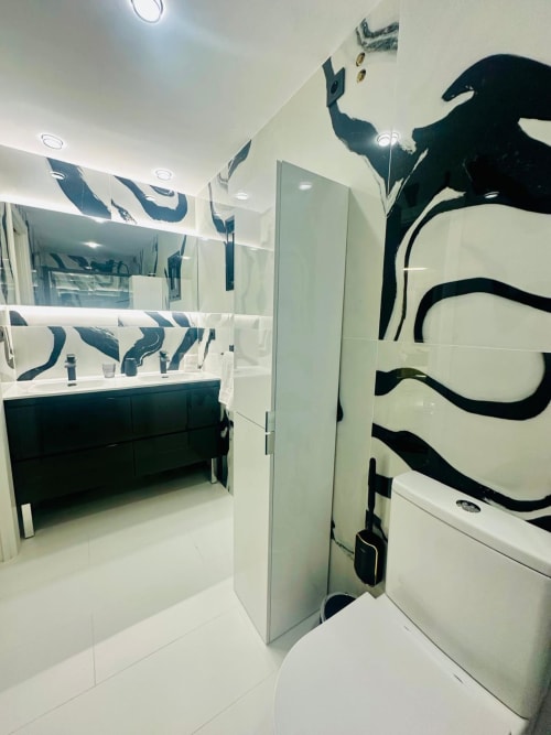 Baño moderno en apartamento Gestyp-AT en Mérida con arte de ballena geométrica, doble tocador y diseño contemporáneo