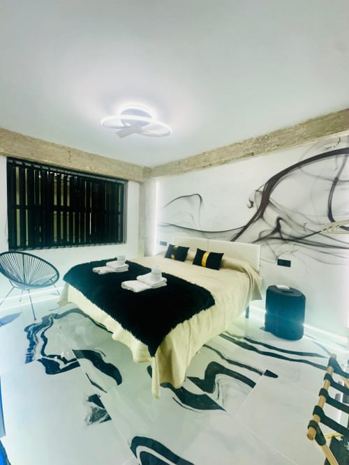 Dormitorio moderno en apartamento Gestyp-AT Mérida con cama king, arte abstracto en pared y decoración contemporánea