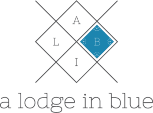 Logótipo A Lodge in Blue com formas geométricas de diamante com as letras A, L, I e B em azul, hotel em Aveiro Portugal