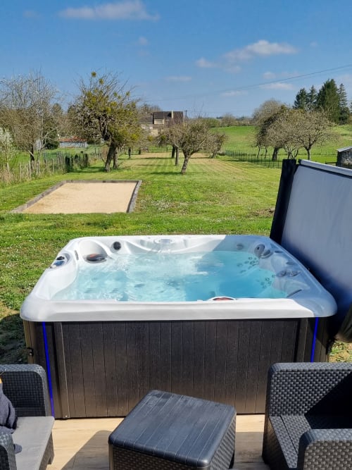 Hot tub with countryside view at Ilot Cosy and Spa, Luçay-le-Mâle, France