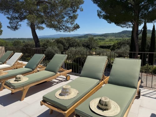 Deckchairs and hats at Hôtel La Clé des Champs and SPA near Gordes