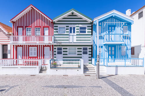 Coloridas casas de praia na Costa Nova, a 15 minutos de distância (de carro) de A Lodge in Blue