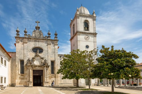Igreja histórica com torre de sino na Praça de Aveiro, próximo ao hotel A Lodge in Blue