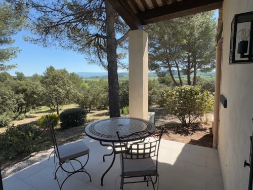 Terrasse de la Suite donnant sur le jardin et vue sur le Luberon - Hôtel 3 étoiles à Roussillon