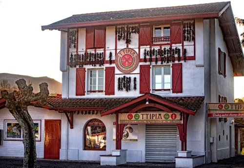 Villa Ongizatea B&B en Urrugne con sus características contraventanas rojas, pimientos colgantes y arquitectura vasca tradicional