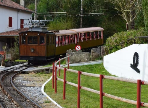 Tren histórico de ferrocarril de cremallera en Villa Ongizatea, un encantador bed and breakfast en Urrugne, Francia