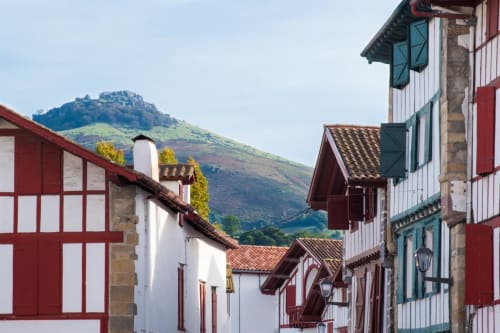 Encantadora arquitectura vasca de entramado de madera en Urrugne con vistas a las montañas, casa rural Villa Ongizatea