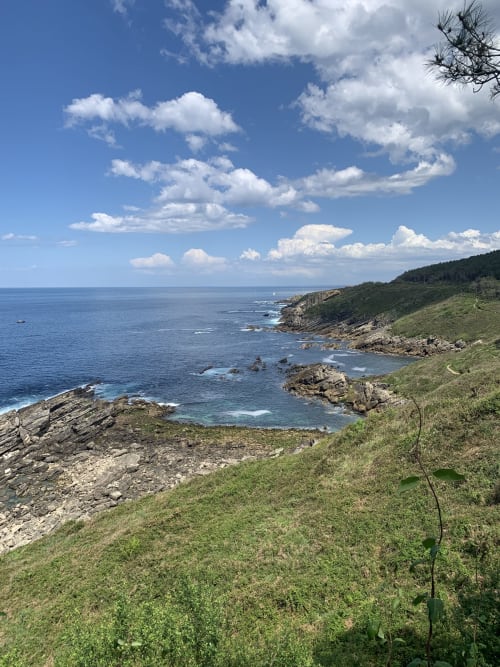 Acantilados costeros y aguas turquesas con vistas a la bahía de Vizcaya en Villa Ongizatea, Urrugne, Francia