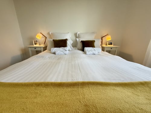 Camera Gex del gîte Grange Debout a Beynost, con letto queen size, arredamento semplice ed elegante, biancheria curata e atmosfera accogliente – perfetta per un soggiorno romantico o rilassante vicino a Lione.