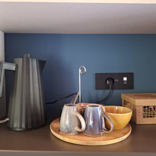 Kitchen counter at Locanda del Sasso with kettle, mugs, and blue wall backdrop