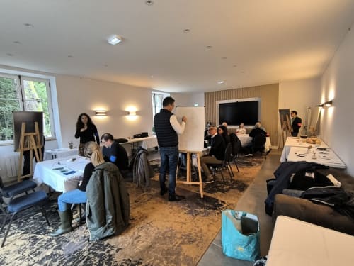 Atelier ou présentation au Domaine de La Briandais à Missillac avec des invités rassemblés à l'intérieur