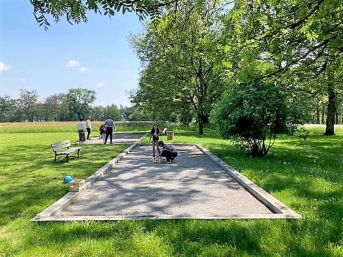 Terrain de pétanque au Domaine de La Briandais, un gîte français à Missillac avec des jardins verdoyants et de grands arbres matures
