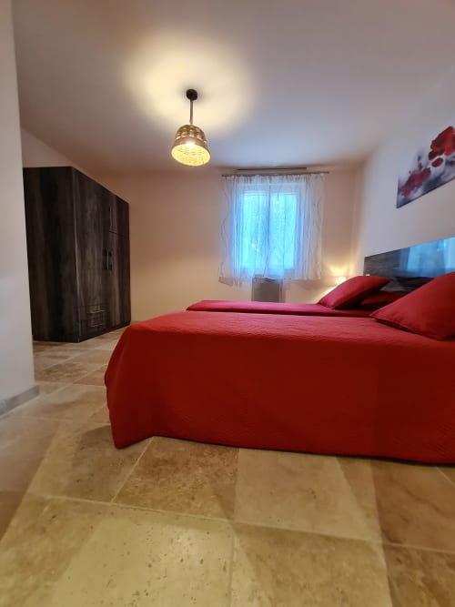 Slaapkamer van vakantiehuis Agate met twee eenpersoonsbedden en houten kast