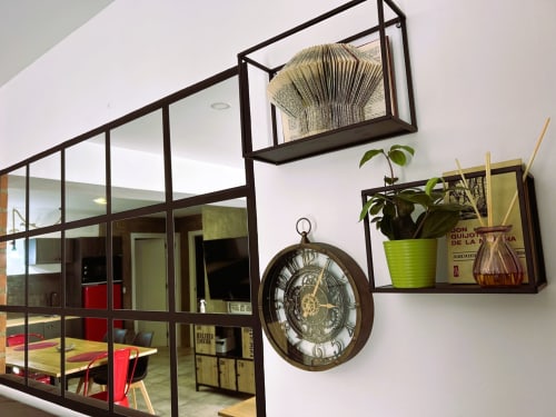 Apartamento moderno en Mérida con divisor de vidrio, reloj de pared, planta en maceta y estantería decorativa de estilo contemporáneo