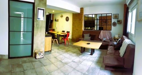 Amplio apartamento Gestyp-AT en Mérida con sala abierta, comedor, sofá de cuero y vistas a la ciudad desde las ventanas