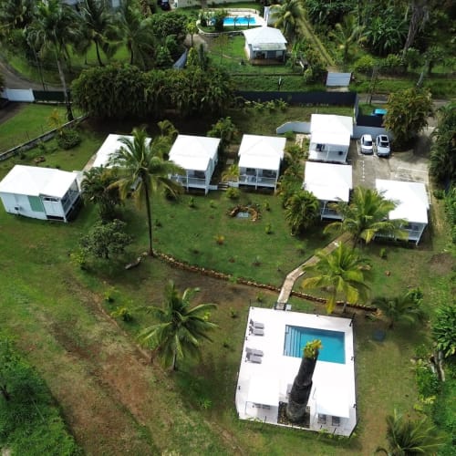 Vue aérienne du Domaine de la Glacière à Petit Bourg, Guadeloupe avec bungalows, piscine et jardins tropicaux
