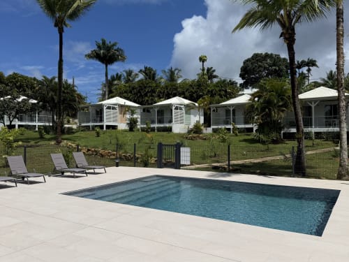 Piscine avec transats au Domaine de la Glacière à Petit-Bourg, Guadeloupe