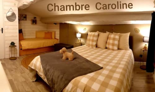 Chambre Caroline à la Maison de Philomène : lits jumeaux à literie à carreaux et alcôve de couchage