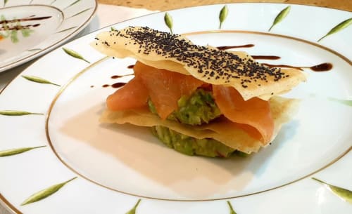 Élégante mise en bouche avec saumon fumé, avocat et croûte de sésame à La Maison de Philomène, Corme-Royal