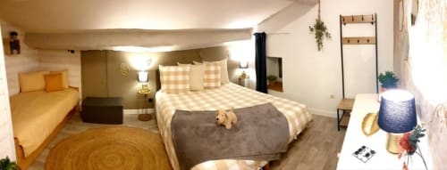Chambre chaleureuse à La Maison de Philomène B&B à Corme-Royal avec couverture à carreaux et lit deux places