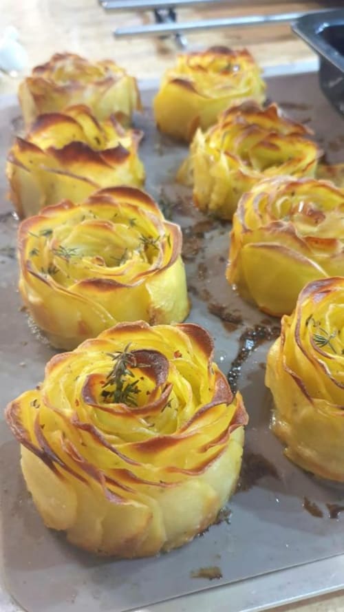 Roses de pommes de terre dorées à la cuisson, garnies de romarin à La Maison de Philomène, Corme-Royal