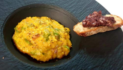 Œufs brouillés gourmets et toast à la Maison de Philomène, gîte à Corme-Royal, France