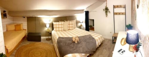 Chambre Caroline à La Maison de Philomène B&B à Corme-Royal avec lits jumeaux à literie à carreaux, vue sur le jardin et