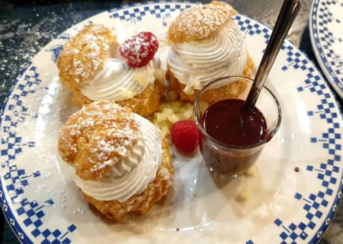 Pâtisseries fourrées à la crème, sucre glace et fruits frais à La Maison de Philomène B&B à Corme-Royal, France