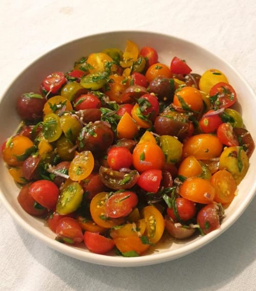 Salade colorée de tomates anciennes aux herbes à La Maison de Philomène, Corme-Royal